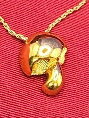 VTG Monet Gold-Plated Mushroom Pendant Necklace